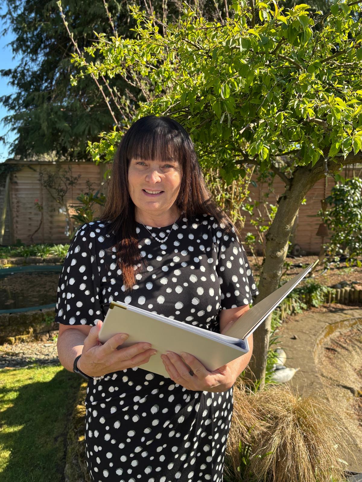 In Safe Hands – Celebrant and TLC Marriage Officiant